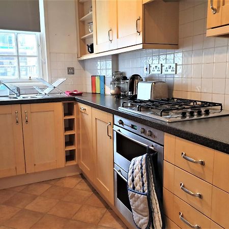 Canongate - Spacious And Historic 2 Bed Flat On Royal Mile Apartamento Edimburgo Exterior foto