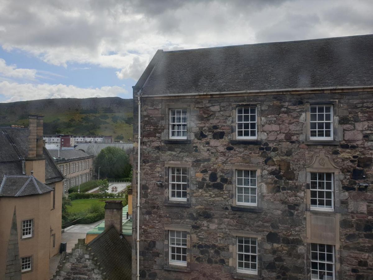 Canongate - Spacious And Historic 2 Bed Flat On Royal Mile Apartamento Edimburgo Exterior foto
